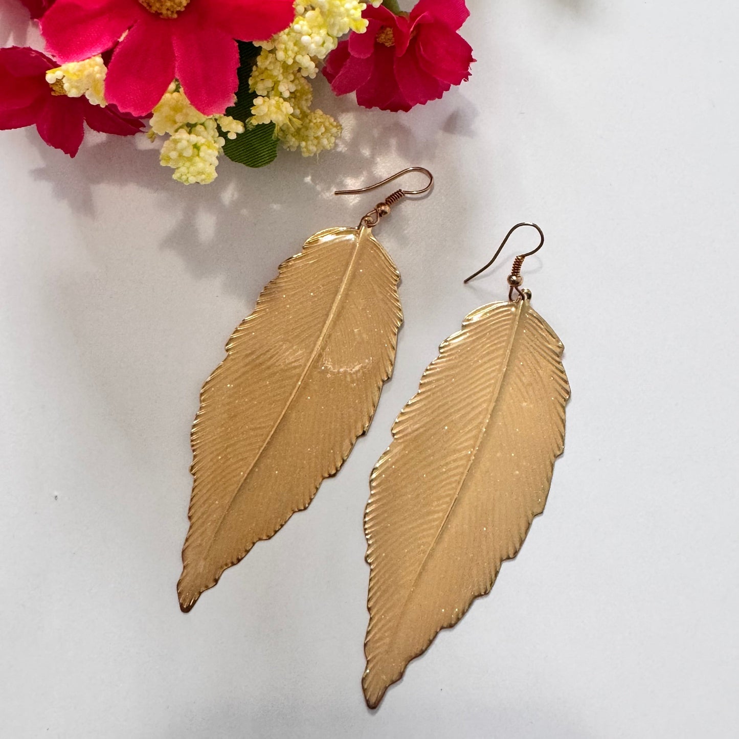 Make a bold yet graceful statement with these stunning Golden Feather Leaf Earrings, designed for those who love the perfect blend of bohemian charm and modern sophistication. Featuring an intricately detailed feather leaf design with a high-shine gold finish, these earrings capture the essence of nature’s beauty in an elegant, lightweight form.