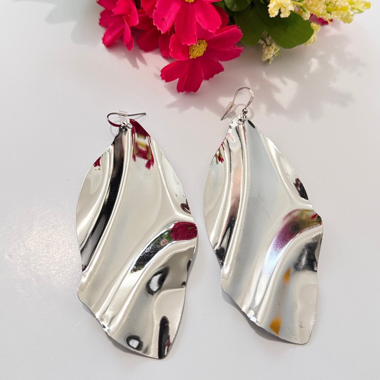 Unleash your bold, artistic side with these stunning wavy metallic statement earrings! Designed for the modern trendsetter, these mirror-finish silver earrings feature a fluid, sculptural form that exudes contemporary elegance and high-fashion appeal.