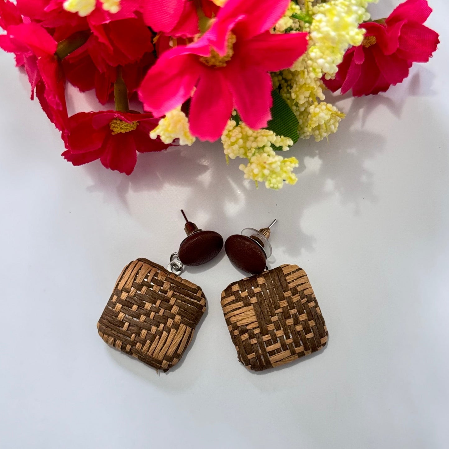 Elevate your style with these stunning rattan earrings, a true testament to nature's beauty and artisanal craftsmanship. Featuring intricately woven square pendants with a rich blend of earthy brown tones, these lightweight statement earrings exude elegance and authenticity.