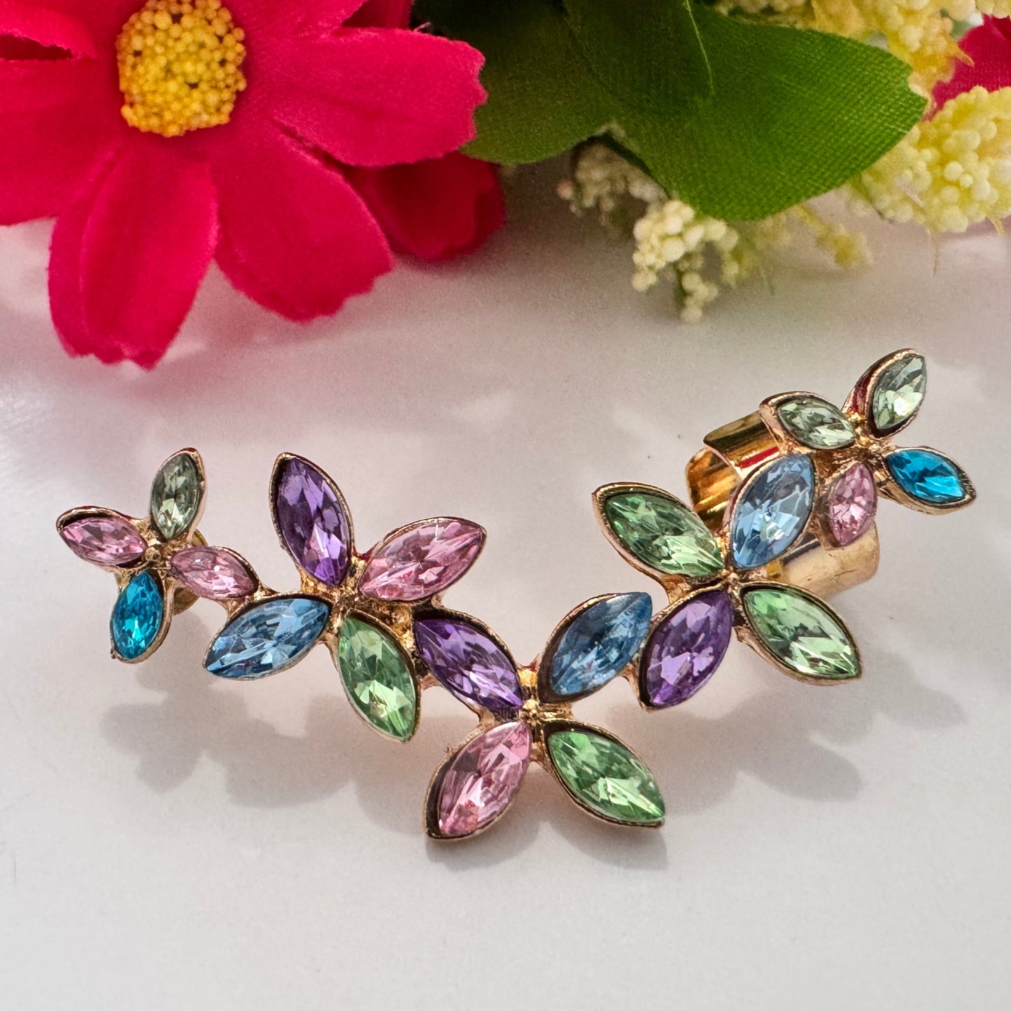 Embrace the beauty of nature with this stunning multicolor floral ear cuff, a breathtaking blend of elegance and vibrancy.