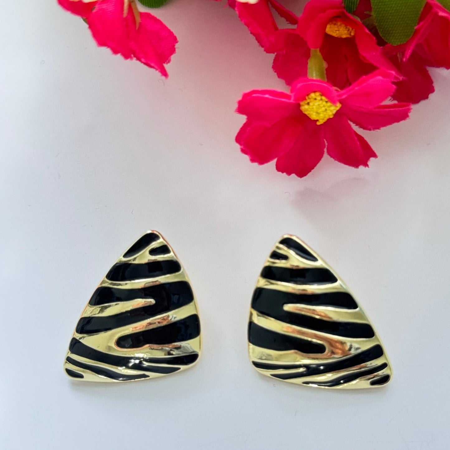 Unleash your wild side with these bold and stylish Zebra Print Triangle Earrings, a must-have for fashion-forward trendsetters! Featuring a sleek triangular design with an eye-catching black and gold zebra pattern, these earrings bring a touch of exotic glam to any outfit.