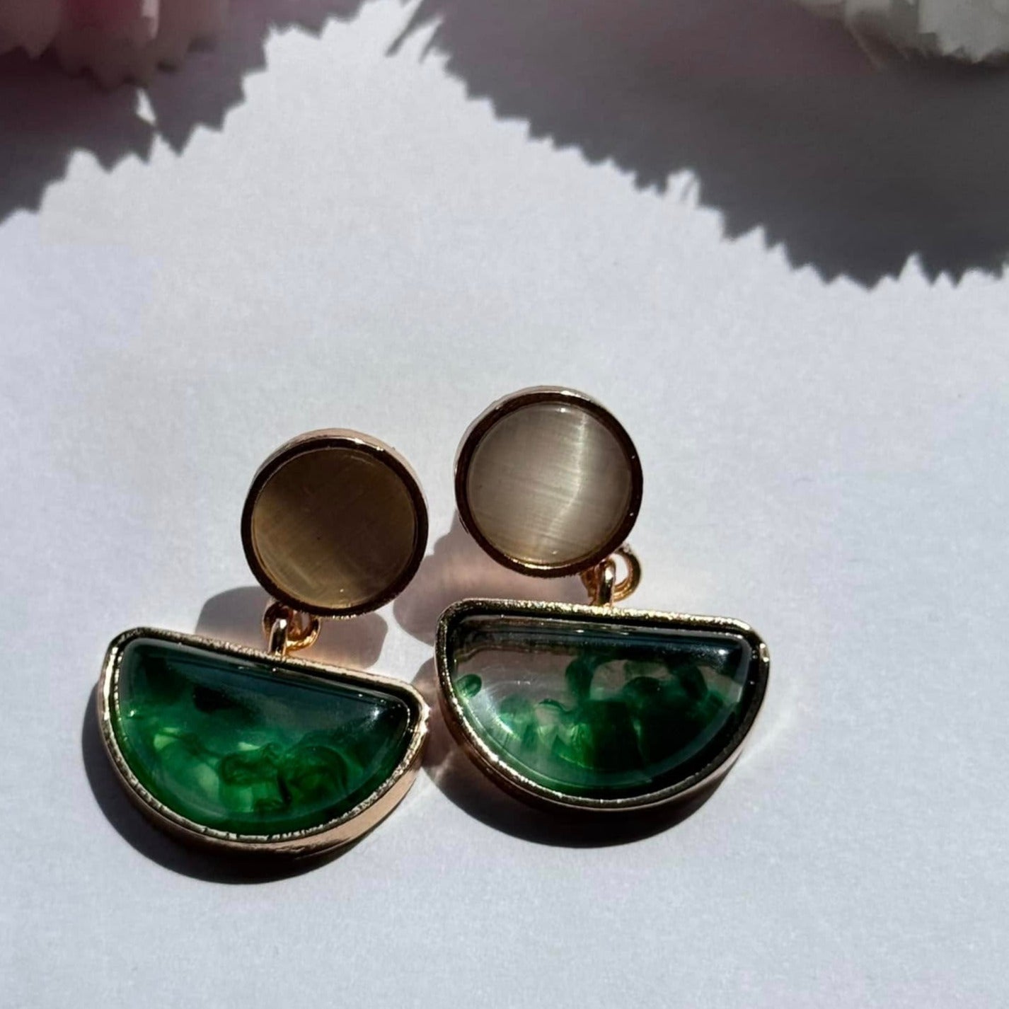 Chic gold and green resin statement earrings – a bold fusion of elegance and modern style!
