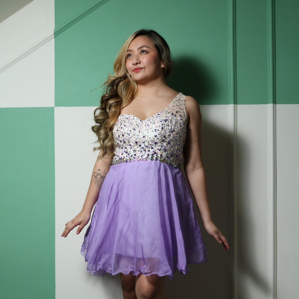 This dazzling party dress is designed to turn heads! With a sparkling, gem-embellished bodice and a flirty lilac chiffon skirt, it’s the perfect blend of glam and fun. The sweetheart neckline and sheer shoulder detail add a touch of elegance, while the flowy skirt brings movement and energy—ideal for dancing the night away. Perfect for prom, cocktail parties, or any night you want to shine!