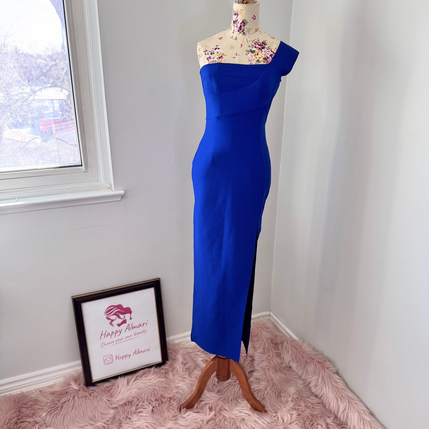 Turn heads in this captivating cobalt blue, one-shoulder bodycon gown—an absolute showstopper designed to sculpt and flatter your silhouette. Featuring an elegantly pleated asymmetrical neckline and a sleek, figure-hugging fit, this dress exudes sophistication and modern allure.
