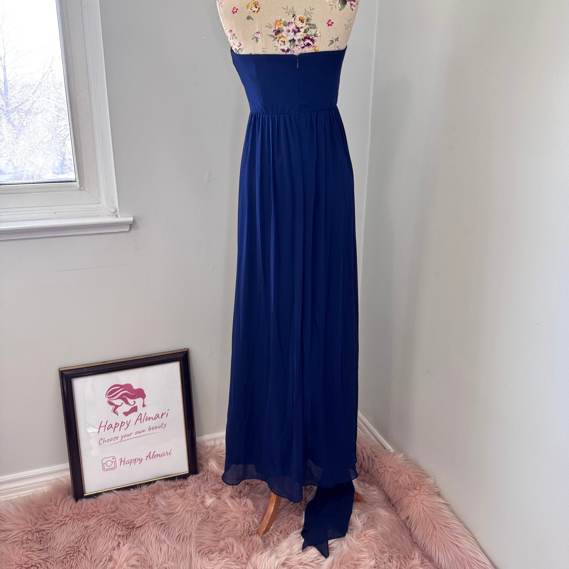 Elevate your elegance with this breathtaking navy-blue strapless evening gown, designed to make a statement at any special occasion. Featuring a flattering sweetheart neckline and a beautifully flowing chiffon skirt with a dramatic floor-length train, this dress exudes timeless sophistication. The structured bodice provides a secure fit, while the soft pleats add a touch of effortless charm. 
