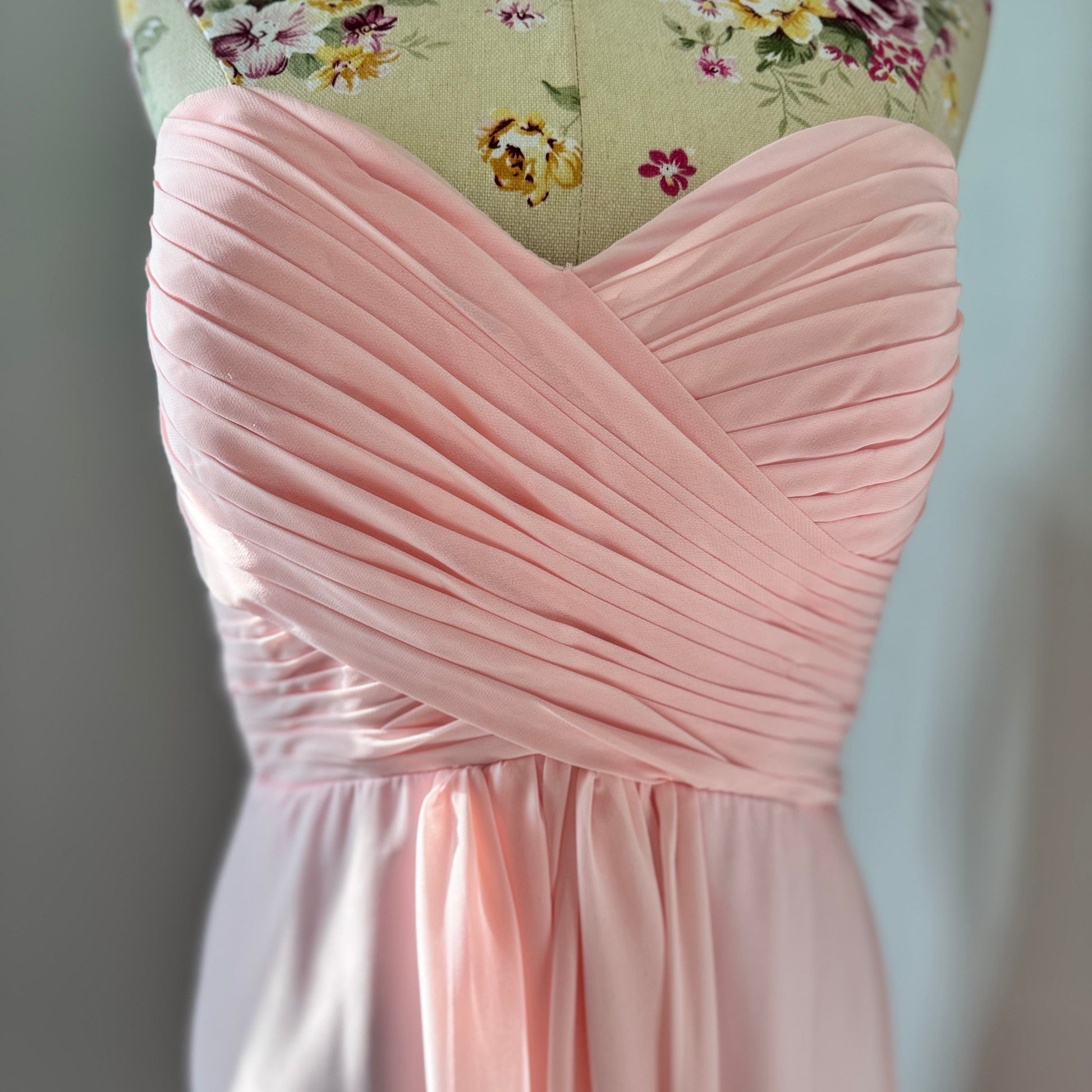 This enchanting blush pink gown is the epitome of timeless elegance, designed to make you feel effortlessly radiant at any special occasion. Featuring a flattering sweetheart neckline with delicately ruched detailing, this dress cascades into a flowy chiffon skirt, creating a dreamy, ethereal silhouette. 