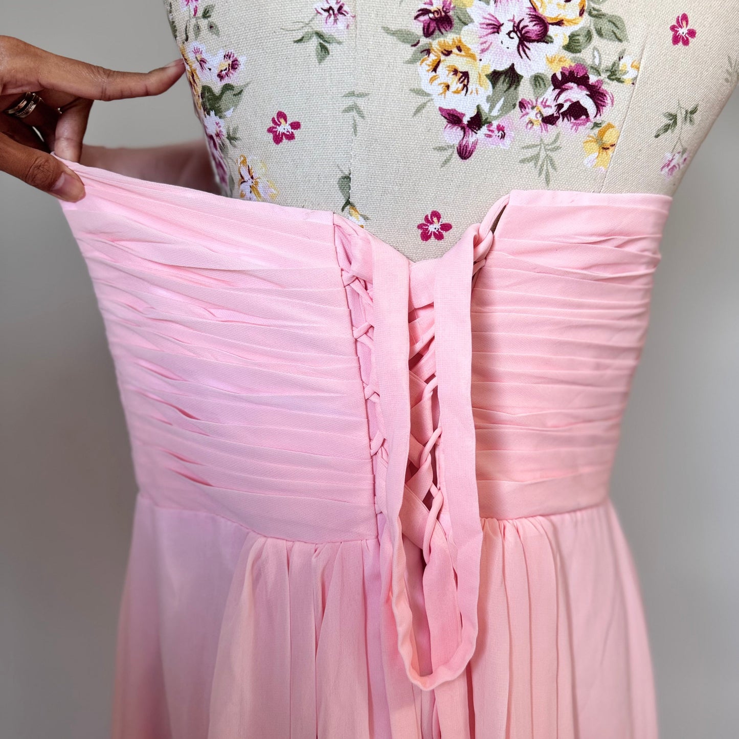 This enchanting blush pink gown is the epitome of timeless elegance, designed to make you feel effortlessly radiant at any special occasion. Featuring a flattering sweetheart neckline with delicately ruched detailing, this dress cascades into a flowy chiffon skirt, creating a dreamy, ethereal silhouette. 