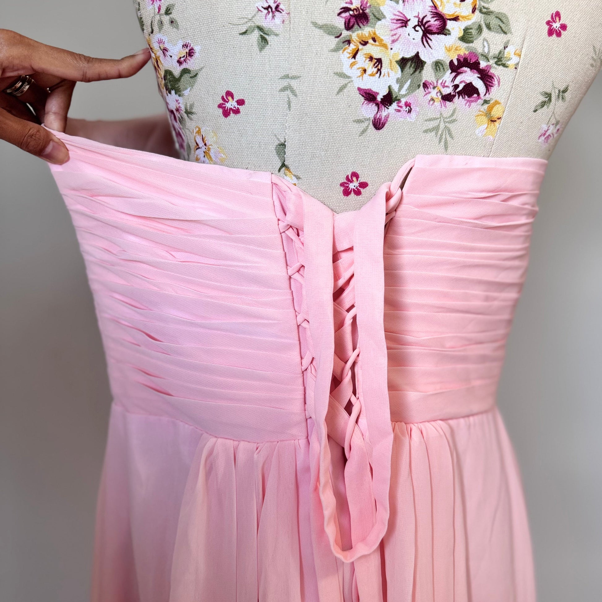 This enchanting blush pink gown is the epitome of timeless elegance, designed to make you feel effortlessly radiant at any special occasion. Featuring a flattering sweetheart neckline with delicately ruched detailing, this dress cascades into a flowy chiffon skirt, creating a dreamy, ethereal silhouette. 