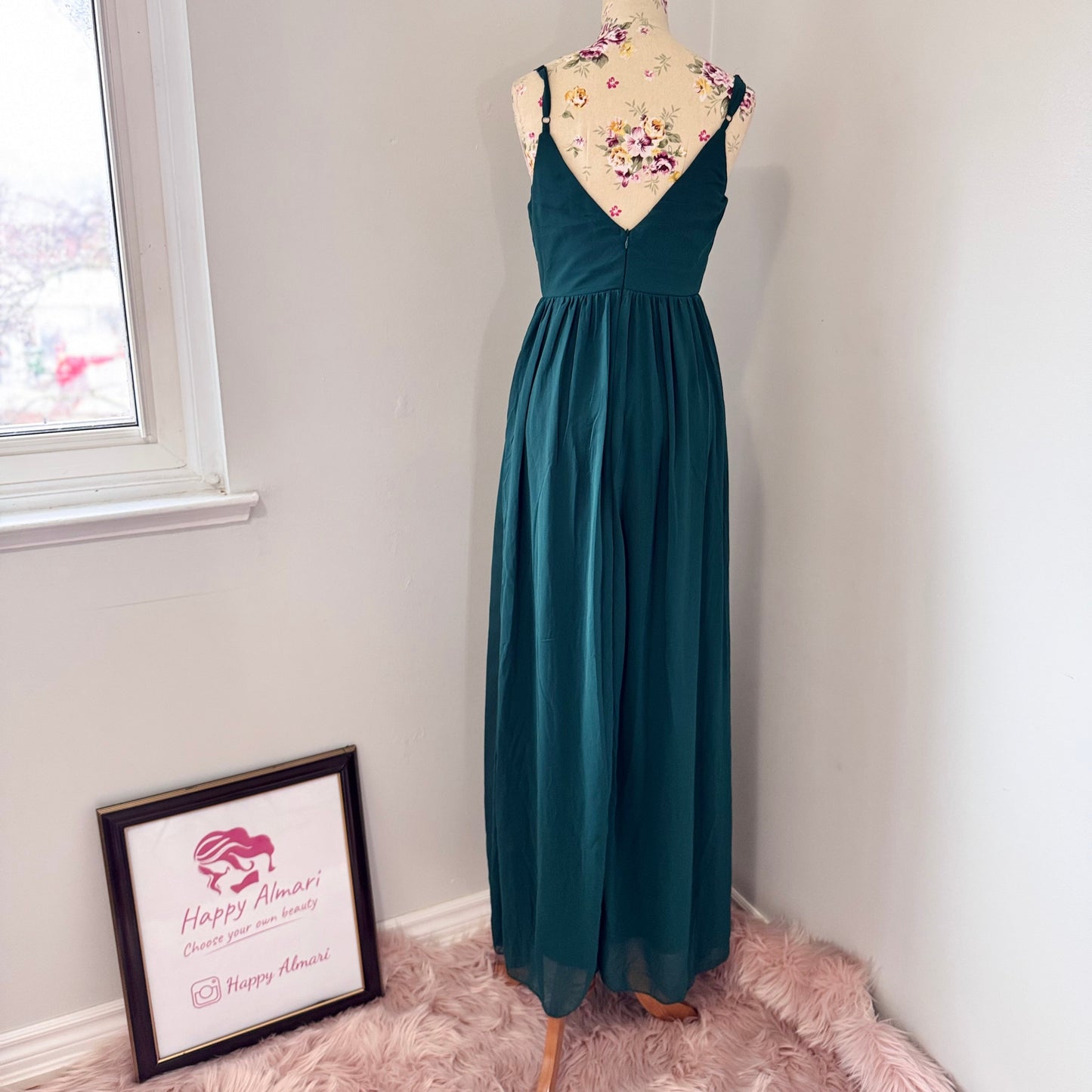 Elevate your evening look with this breathtaking emerald green gown, designed to make a statement at any formal occasion. Featuring a figure-flattering silhouette with a pleated bodice, delicate spaghetti straps, and a plunging neckline, this dress exudes effortless elegance. The intricate floral embellishments at the waist add a touch of romance, while the flowing chiffon skirt ensures graceful movement with every step.