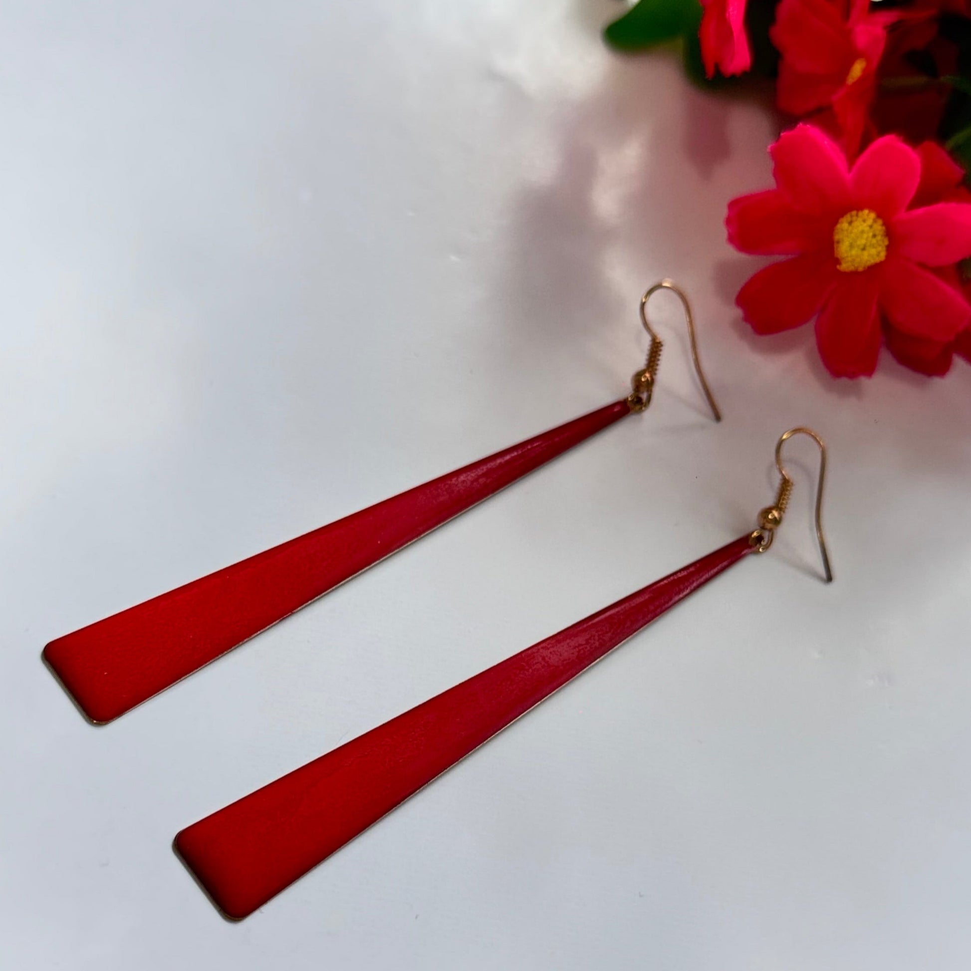 Upgrade your accessory game with these sleek and sophisticated long drop earrings, designed for the modern fashionista! Featuring a minimalist, tapered silhouette, these earrings exude elegance with a bold, contemporary twist. 