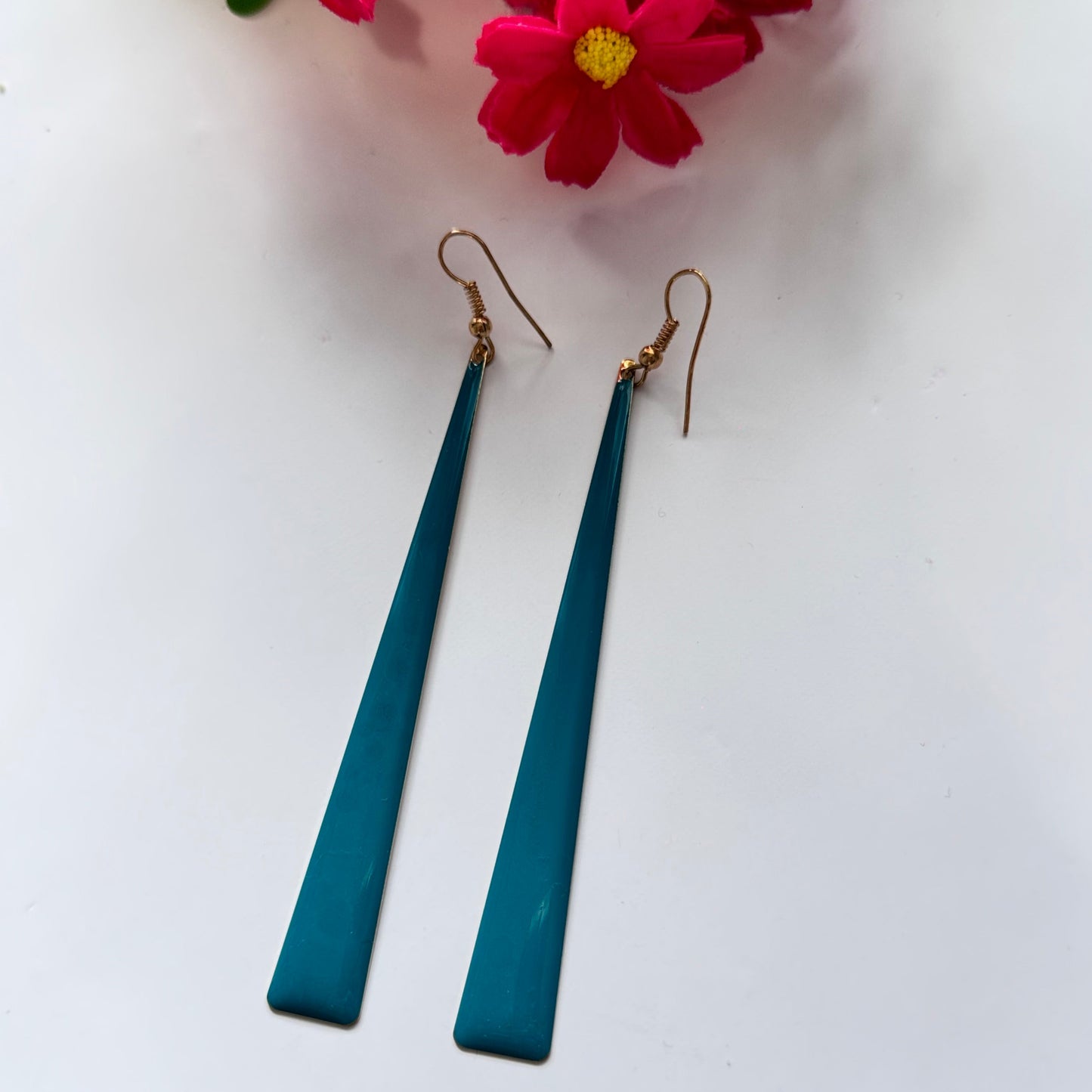 Upgrade your accessory game with these sleek and sophisticated long drop earrings, designed for the modern fashionista! Featuring a minimalist, tapered silhouette, these earrings exude elegance with a bold, contemporary twist. 