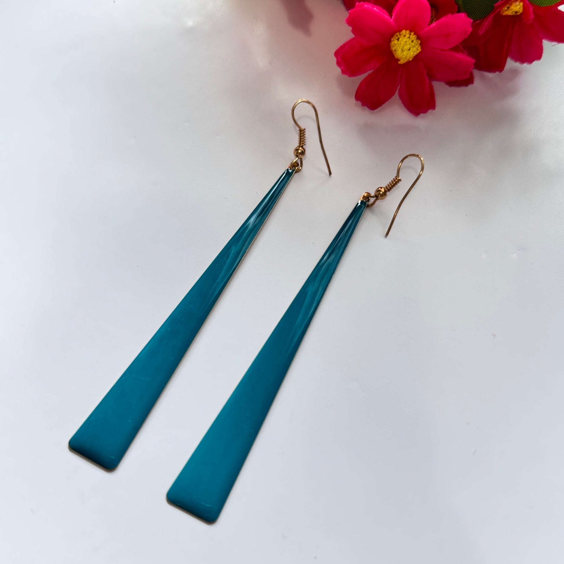 Upgrade your accessory game with these sleek and sophisticated long drop earrings, designed for the modern fashionista! Featuring a minimalist, tapered silhouette, these earrings exude elegance with a bold, contemporary twist. 