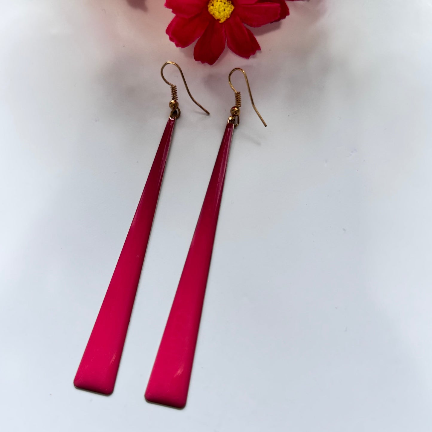 Upgrade your accessory game with these sleek and sophisticated long drop earrings, designed for the modern fashionista! Featuring a minimalist, tapered silhouette, these earrings exude elegance with a bold, contemporary twist. 