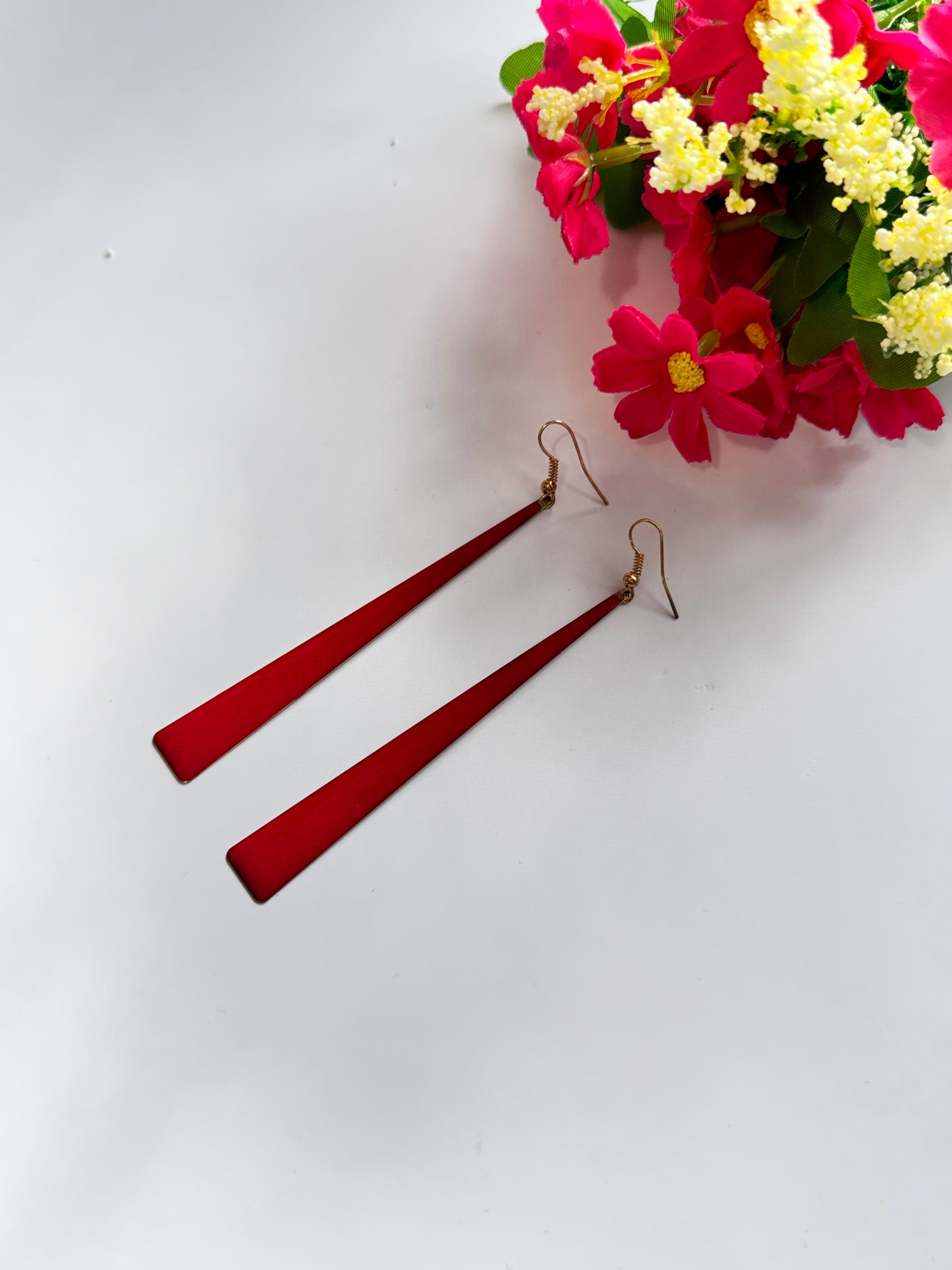 Upgrade your accessory game with these sleek and sophisticated long drop earrings, designed for the modern fashionista! Featuring a minimalist, tapered silhouette, these earrings exude elegance with a bold, contemporary twist. 