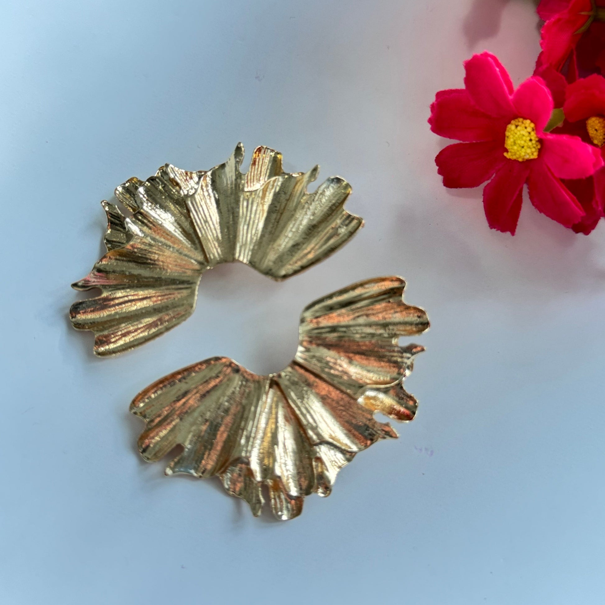 A true statement of elegance and bold sophistication. Crafted with a luxurious sculpted design, these earrings mimic the organic beauty of delicate wings, available in both radiant gold and striking silver finishes. Unique, asymmetric form and high-polish texture create a mesmerizing play of light, making them the perfect accessory to elevate any outfit. 