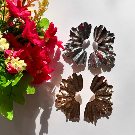 A true statement of elegance and bold sophistication. Crafted with a luxurious sculpted design, these earrings mimic the organic beauty of delicate wings, available in both radiant gold and striking silver finishes. Unique, asymmetric form and high-polish texture create a mesmerizing play of light, making them the perfect accessory to elevate any outfit. 