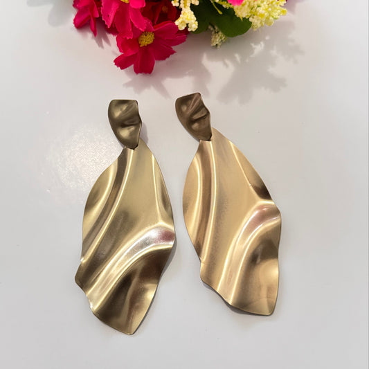 Elevate your style with these stunning gold-tone abstract earrings, designed for those who love modern elegance with a touch of artistic flair. Featuring a fluid, sculptural design that mimics the graceful movement of flowing fabric, these lightweight statement pieces exude sophistication and contemporary charm.