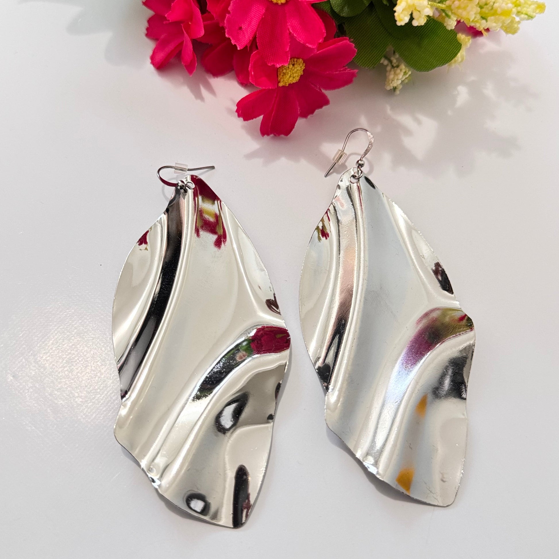Unleash your bold, artistic side with these stunning wavy metallic statement earrings! Designed for the modern trendsetter, these mirror-finish silver earrings feature a fluid, sculptural form that exudes contemporary elegance and high-fashion appeal.