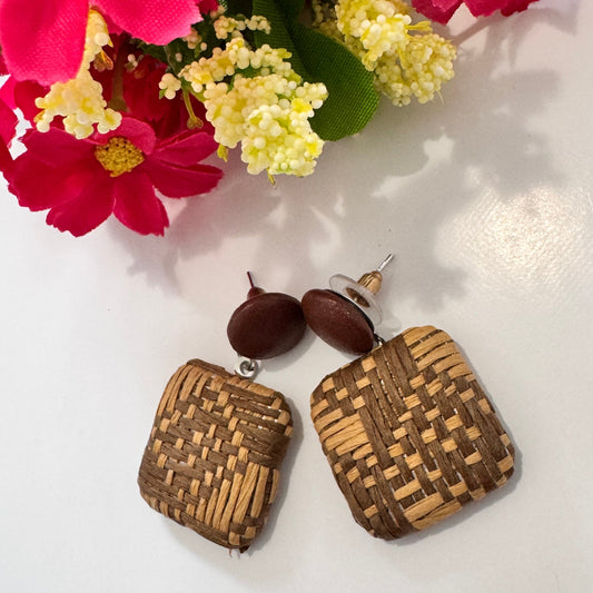 Elevate your style with these stunning rattan earrings, a true testament to nature's beauty and artisanal craftsmanship. Featuring intricately woven square pendants with a rich blend of earthy brown tones, these lightweight statement earrings exude elegance and authenticity.