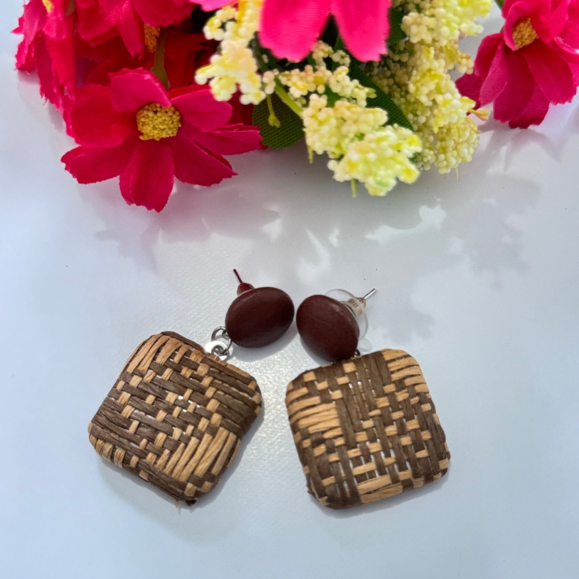 Elevate your style with these stunning rattan earrings, a true testament to nature's beauty and artisanal craftsmanship. Featuring intricately woven square pendants with a rich blend of earthy brown tones, these lightweight statement earrings exude elegance and authenticity.