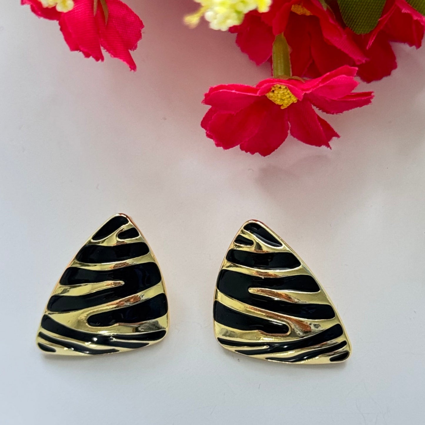 Unleash your wild side with these bold and stylish Zebra Print Triangle Earrings, a must-have for fashion-forward trendsetters! Featuring a sleek triangular design with an eye-catching black and gold zebra pattern, these earrings bring a touch of exotic glam to any outfit.