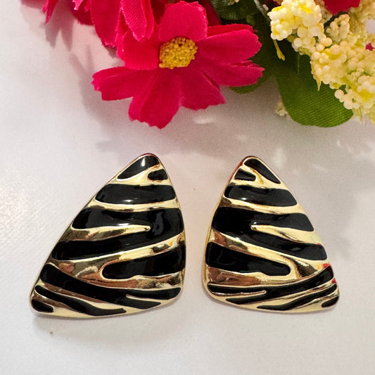 Unleash your wild side with these bold and stylish Zebra Print Triangle Earrings, a must-have for fashion-forward trendsetters! Featuring a sleek triangular design with an eye-catching black and gold zebra pattern, these earrings bring a touch of exotic glam to any outfit.