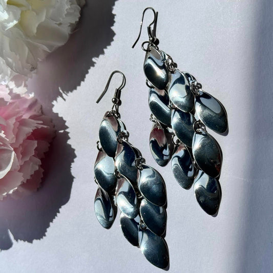 Stunning silver cascading dangle earrings – the perfect statement accessory for effortless elegance!