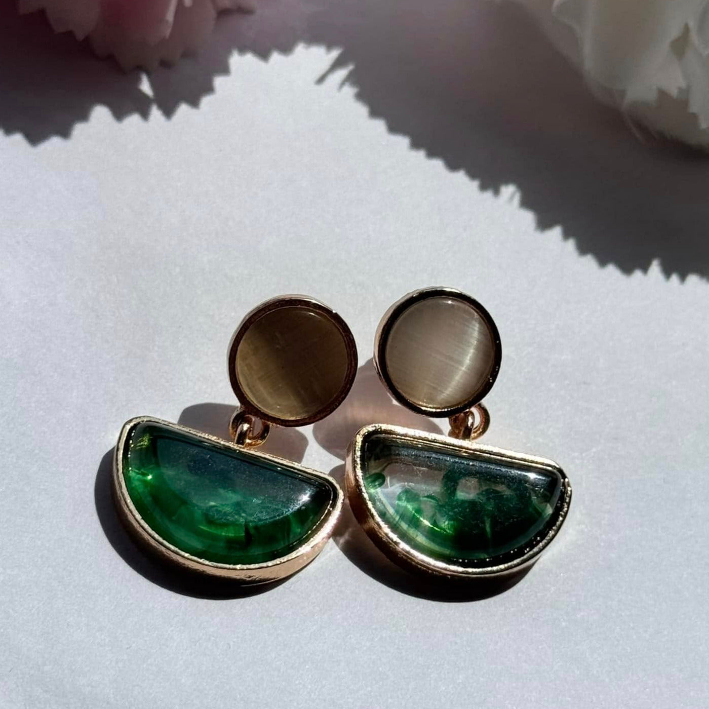 Chic gold and green resin statement earrings – a bold fusion of elegance and modern style!
