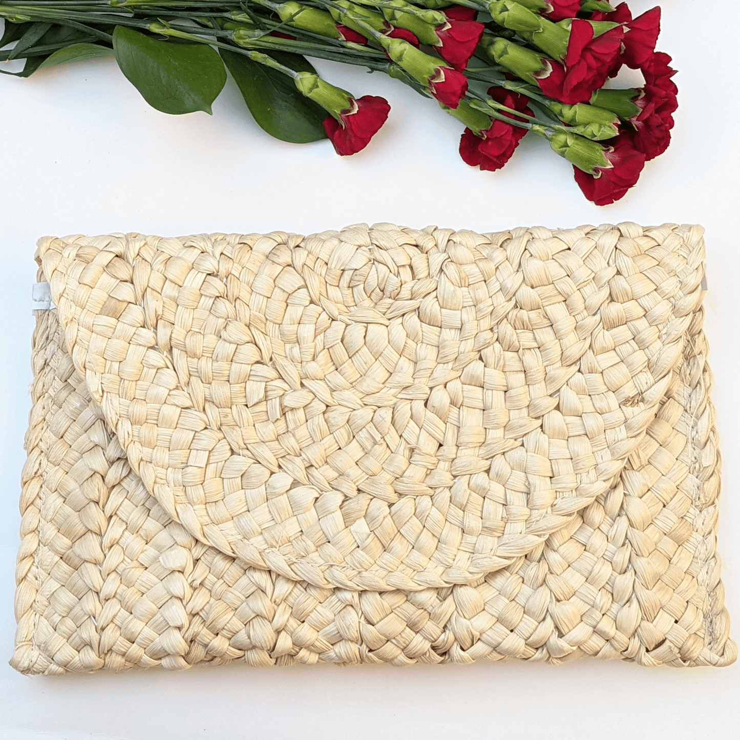 This woven straw clutch is the perfect blend of boho charm and timeless elegance. Lightweight, durable, and eco-friendly, it’s ideal for summer outings, vacations, or evening events. 