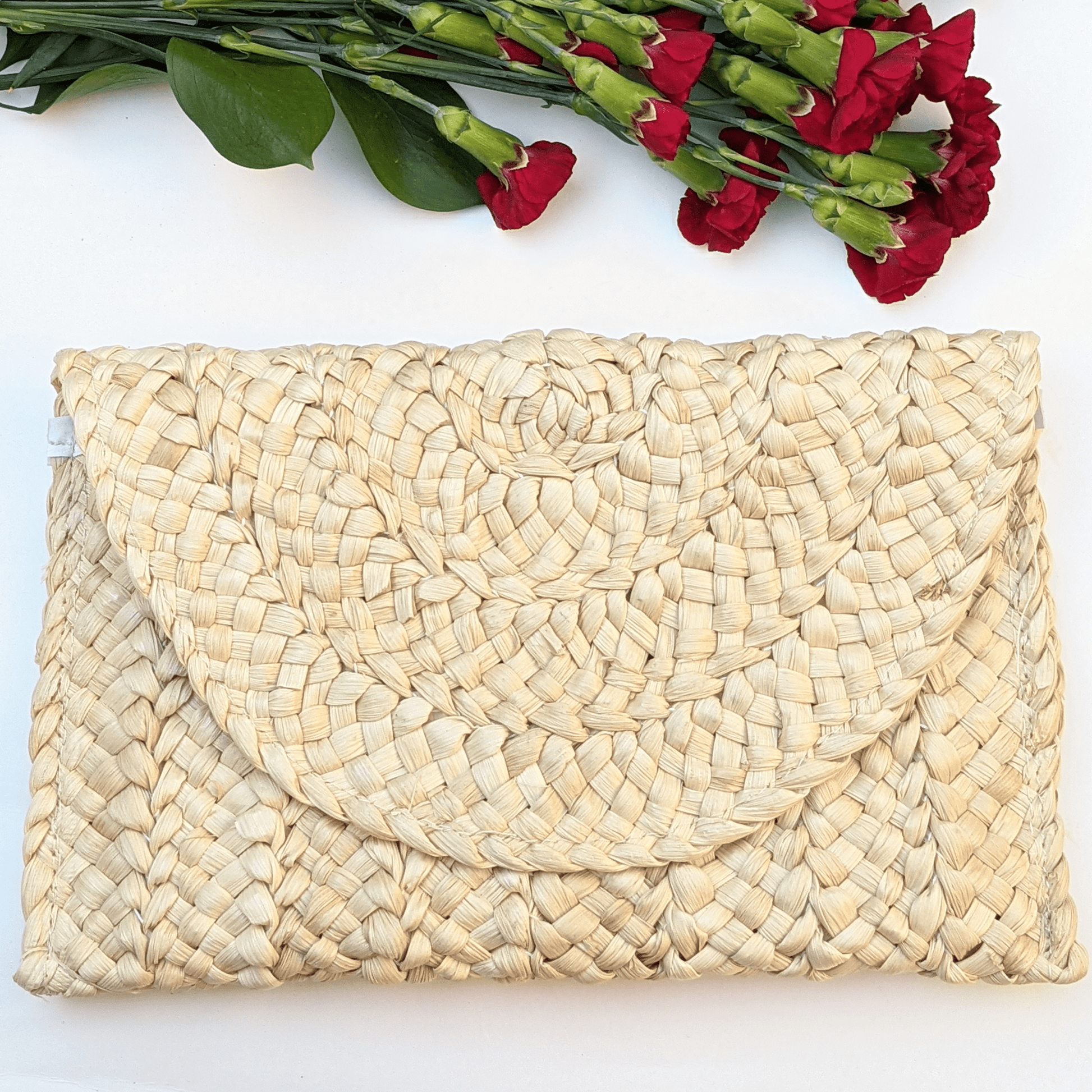 This woven straw clutch is the perfect blend of boho charm and timeless elegance. Lightweight, durable, and eco-friendly, it’s ideal for summer outings, vacations, or evening events. 